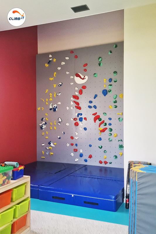 Mur d'escalade intérieur pour les enfants des écoles dans la salle Commune de la ville. Conception et fabrication mur d'escalade CLIMB IT Escaladen