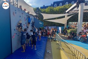 Mur d'escalade initiation enfants construit par CLIMB IT aux jeux olympiques et paralympiques Paris 2024. Fanzone Hôtel de Ville Paris