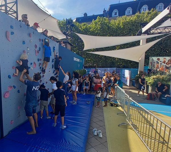 Mur d'escalade initiation enfants construit par CLIMB IT aux jeux olympiques et paralympiques Paris 2024. Fanzone Hôtel de Ville Paris