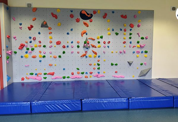 Mur d'escalade pour enfants Ecole Provencheres sur Meuse. Par CLIMB IT constructeur de murs d'escalade