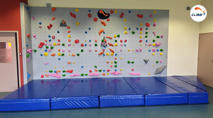 Mur d'escalade pour enfants Ecole Provencheres sur Meuse. Par CLIMB IT constructeur de murs d'escalade